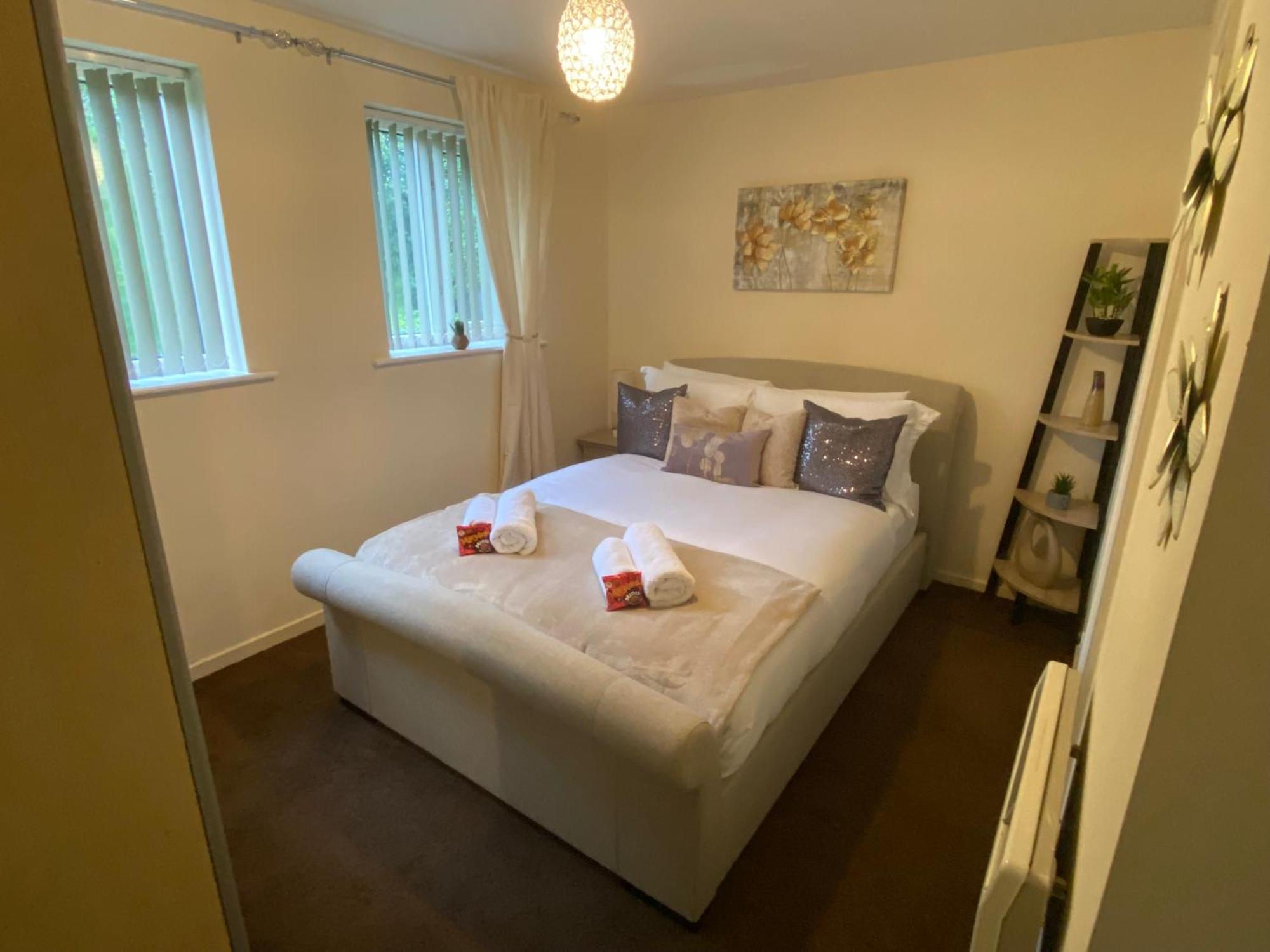 Lovely 2 Dbl Bed Apartment Near Heaton Park And North Manchester Hospital With Parking Eksteriør billede
