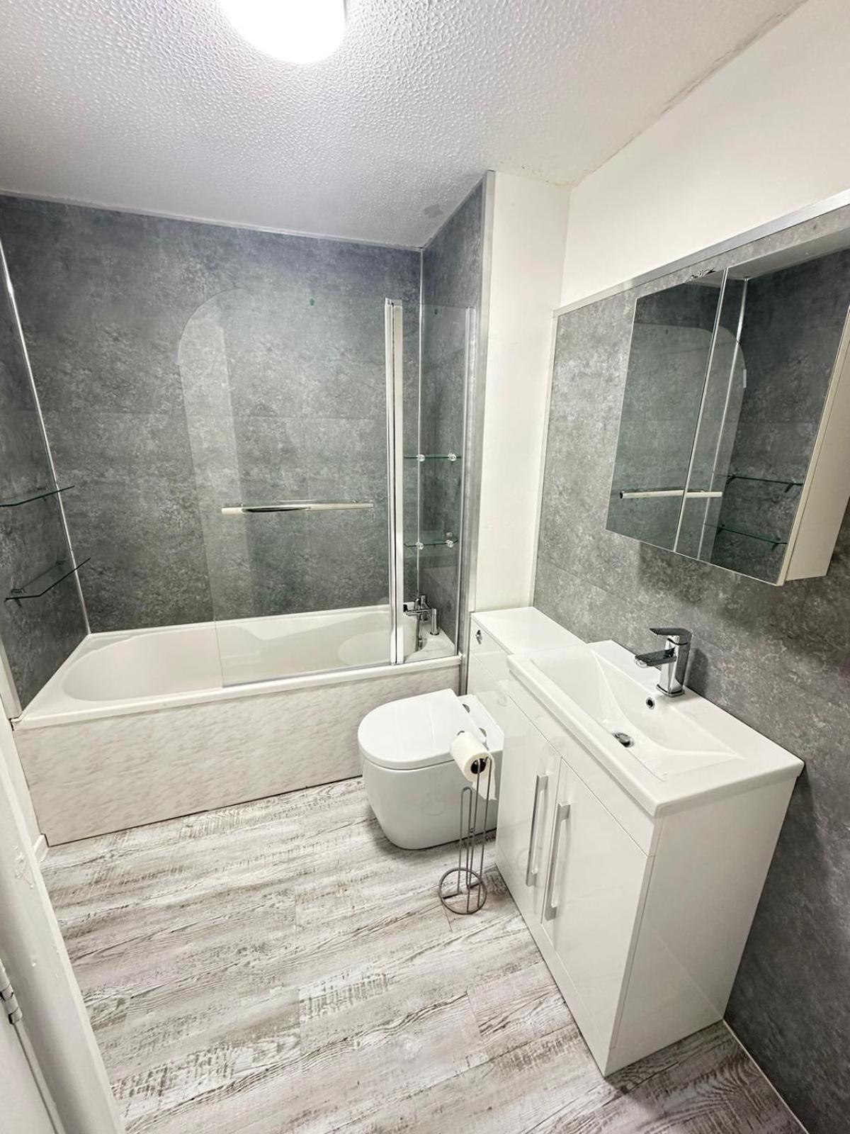Lovely 2 Dbl Bed Apartment Near Heaton Park And North Manchester Hospital With Parking Eksteriør billede